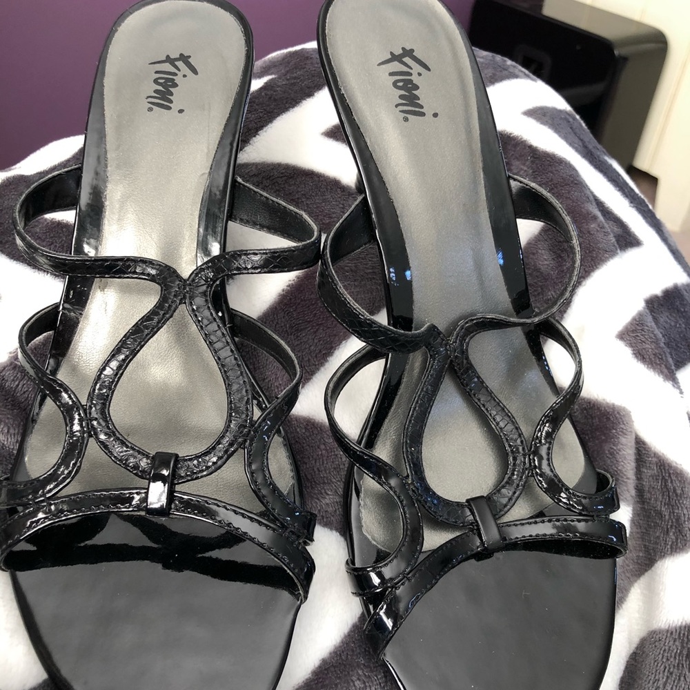 Black kitten heels